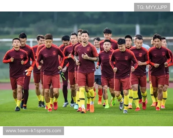 身着中国队足球队服的球星风采展现助力国足崛起与国际赛场荣耀